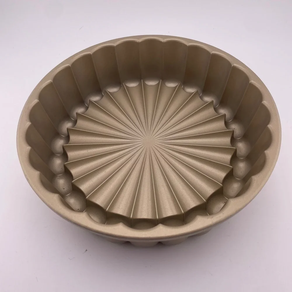 Williams Sonoma Gold Fluted Cake Pan Beaded Cast Aluminum Nonstick Bakeware 8.5